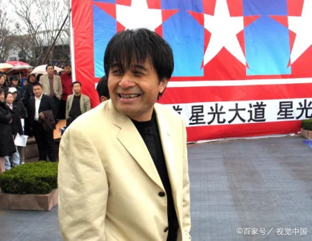 61岁毕福剑现身四线城市，冒雨商演十分敬业，面部憔悴肚腩明显-62岁毕福剑近照