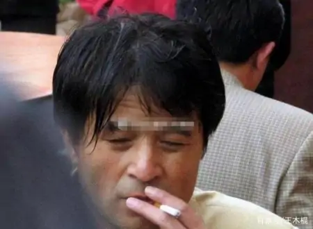 61岁毕福剑现身四线城市，冒雨商演十分敬业，面部憔悴肚腩明显-62岁毕福剑近照