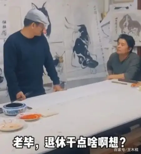 61岁毕福剑现身四线城市，冒雨商演十分敬业，面部憔悴肚腩明显-62岁毕福剑近照