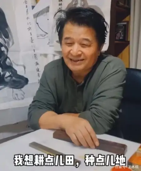 61岁毕福剑现身四线城市，冒雨商演十分敬业，面部憔悴肚腩明显-62岁毕福剑近照