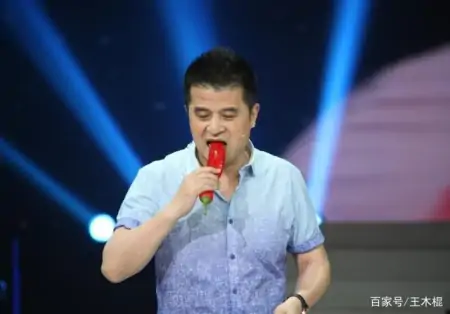 61岁毕福剑现身四线城市，冒雨商演十分敬业，面部憔悴肚腩明显-62岁毕福剑近照