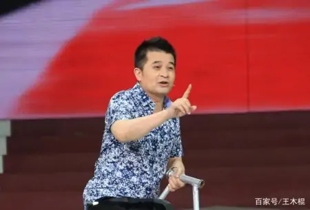 61岁毕福剑现身四线城市，冒雨商演十分敬业，面部憔悴肚腩明显-62岁毕福剑近照