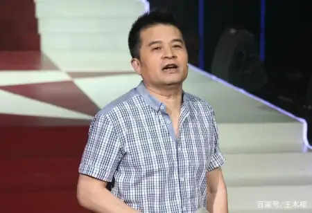 61岁毕福剑现身四线城市，冒雨商演十分敬业，面部憔悴肚腩明显-62岁毕福剑近照