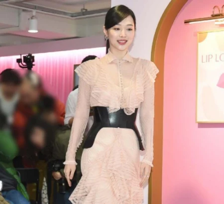 崔雪莉曾经出席活动，穿裸色蛋糕长裙配高跟鞋，笑容甜美气质满分-崔雪莉衣服