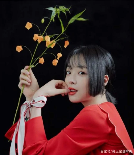 崔雪莉曾经出席活动，穿裸色蛋糕长裙配高跟鞋，笑容甜美气质满分-崔雪莉衣服