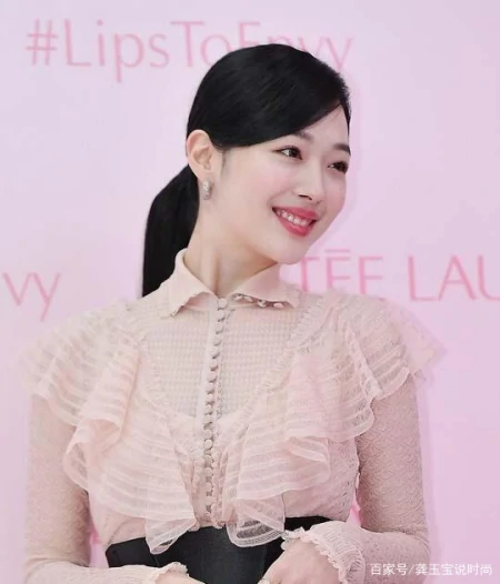 崔雪莉曾经出席活动，穿裸色蛋糕长裙配高跟鞋，笑容甜美气质满分-崔雪莉衣服