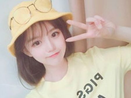 还记得当年那个剪刀手女孩吗，拒绝富豪各种追求，如今过得怎样-当年的剪刀手女孩