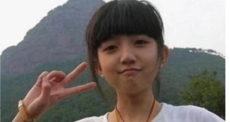 还记得当年那个剪刀手女孩吗，拒绝富豪各种追求，如今过得怎样-当年的剪刀手女孩