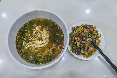 难忘大嫂一碗面-大婶一碗面救了乞丐成亿万富翁来报答