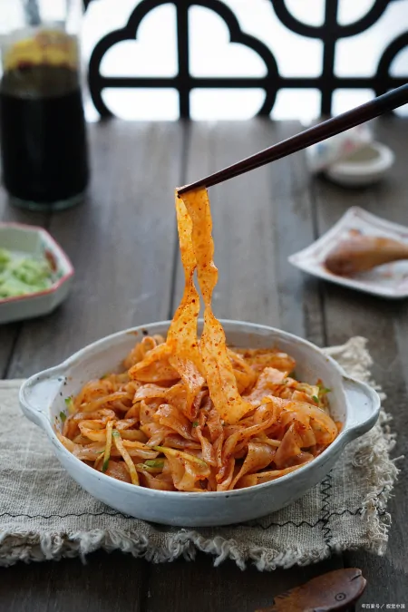 关中地区的擀面皮和米皮，看似出自同一地方，不过口感差距比较大-擀面皮是粗粮吗