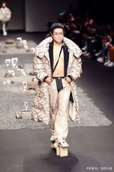 曾被众人吐槽的陈志朋，终究可以活成自己了-49岁陈志朋太拼了