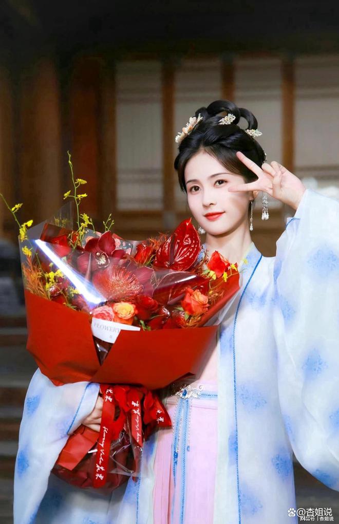 白鹿登上母校优秀生风采展，好优秀！-白鹿的毕业学校