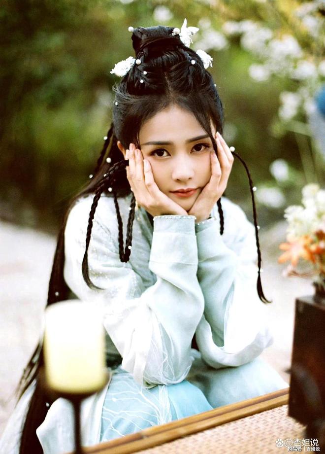 白鹿登上母校优秀生风采展，好优秀！-白鹿的毕业学校