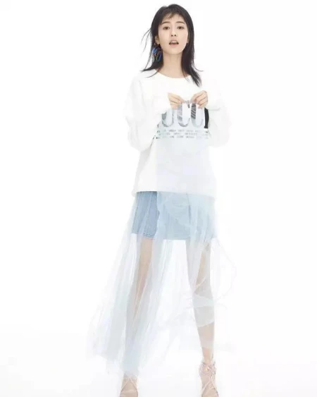 白鹿这是要“逼死”谁，身材好到完美驾驭黄金礼服，美成时髦精-白鹿 90花