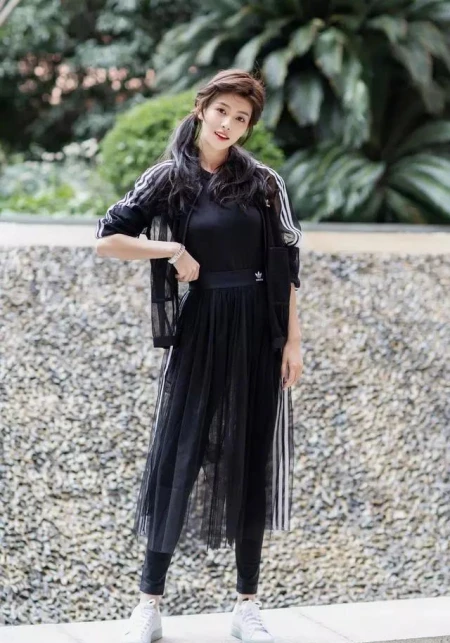 白鹿这是要“逼死”谁，身材好到完美驾驭黄金礼服，美成时髦精-白鹿 90花