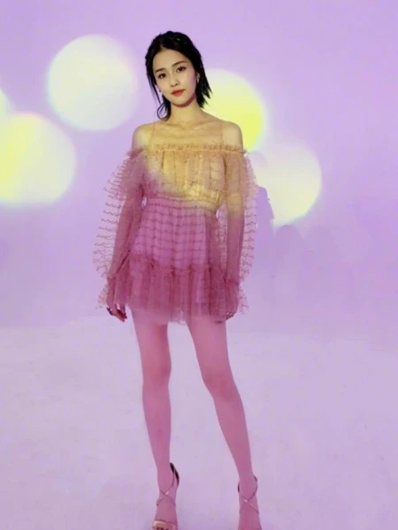 白鹿这是要“逼死”谁，身材好到完美驾驭黄金礼服，美成时髦精-白鹿 90花