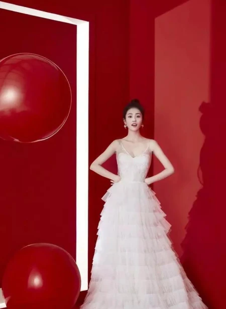 白鹿这是要“逼死”谁，身材好到完美驾驭黄金礼服，美成时髦精-白鹿 90花