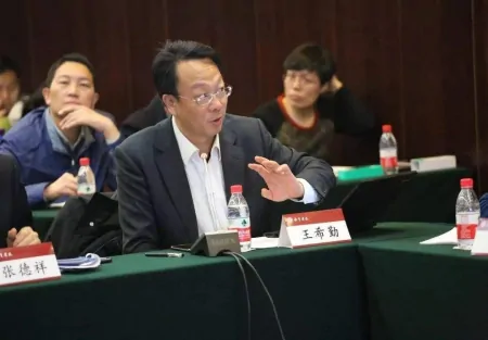 清华大学换校长，居然不是院士，引发网友热议-清华大学该换校长了