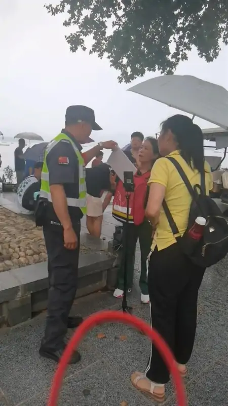 母亲西湖直播寻子时遭穿制服人员阻拦，警方道歉：将加强保安员培训-母亲的点滴