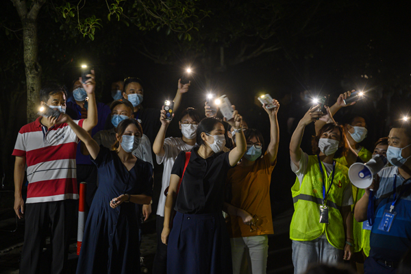 城事｜浦东界龙花苑解封，志愿者相拥而泣-浦东界龙花苑疫情