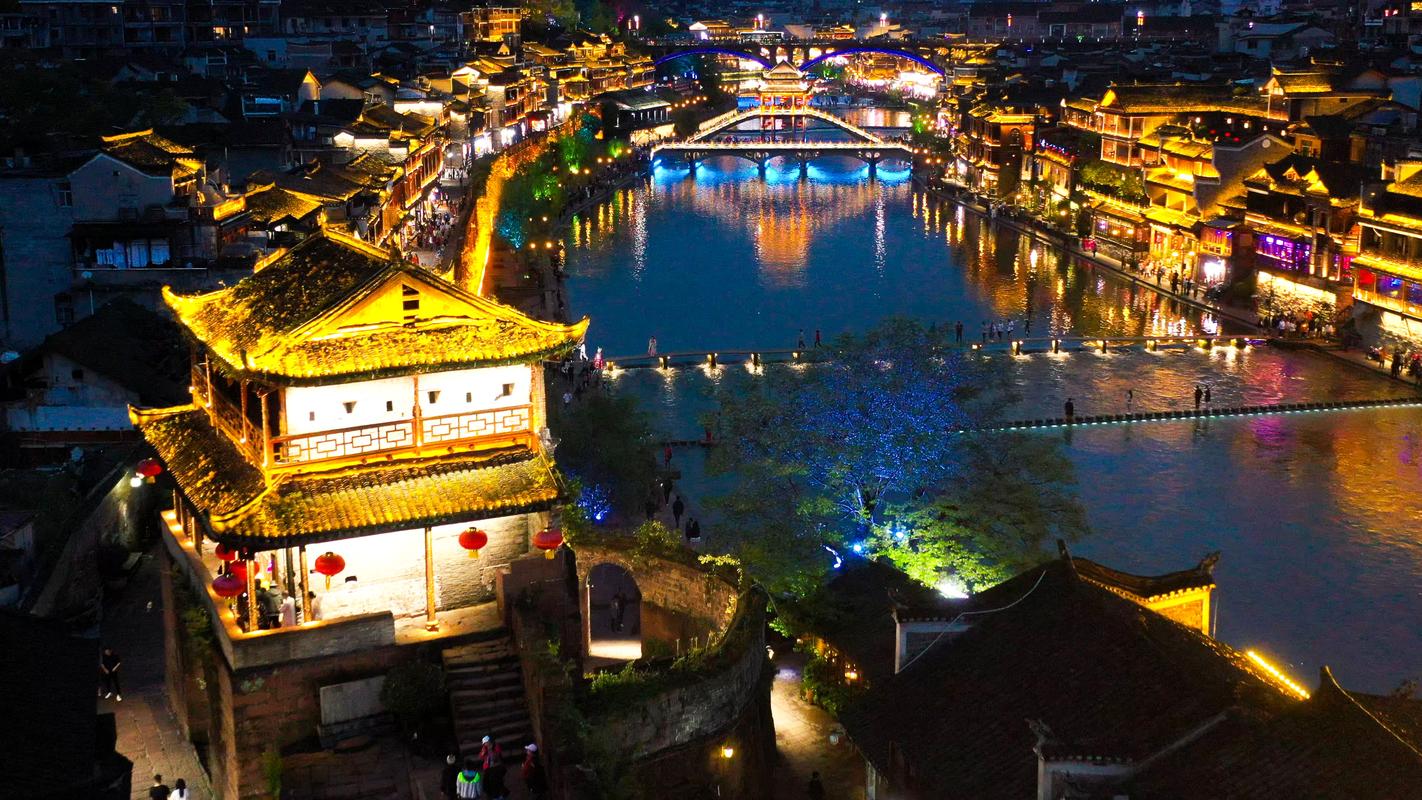 航拍:湖南凤凰古城，夜景美伦美奂，白天温婉可人，截然不同-凤凰古城夜景最美的地方
