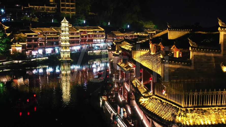 航拍:湖南凤凰古城，夜景美伦美奂，白天温婉可人，截然不同-凤凰古城夜景最美的地方