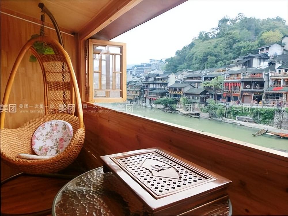 实拍湘西凤凰古城，木棍子支撑的吊脚楼，住58元超级大圆床，超爽-凤凰古镇吊脚楼介绍