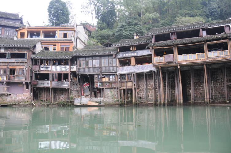 实拍湘西凤凰古城，木棍子支撑的吊脚楼，住58元超级大圆床，超爽-凤凰古镇吊脚楼介绍