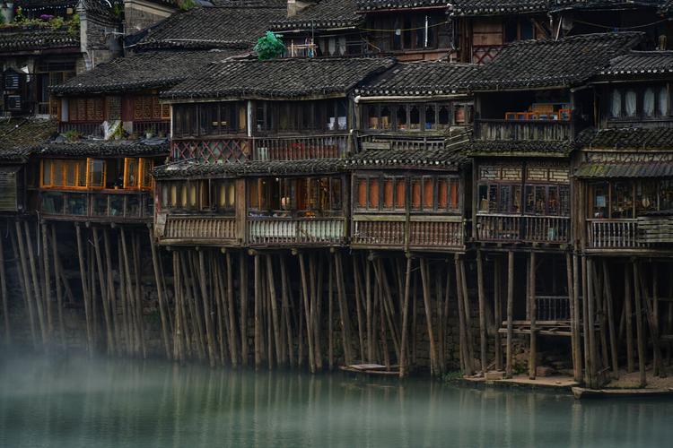 实拍湘西凤凰古城，木棍子支撑的吊脚楼，住58元超级大圆床，超爽-凤凰古镇吊脚楼介绍