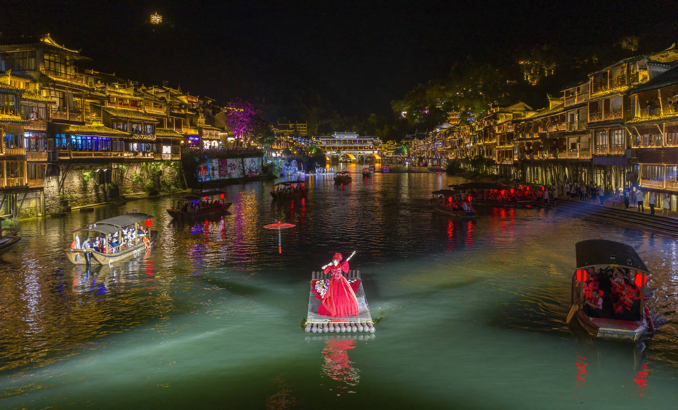 凤凰古城新玩法出炉，邀老广自驾神秘湘西-凤凰古城攻略最佳旅游季节