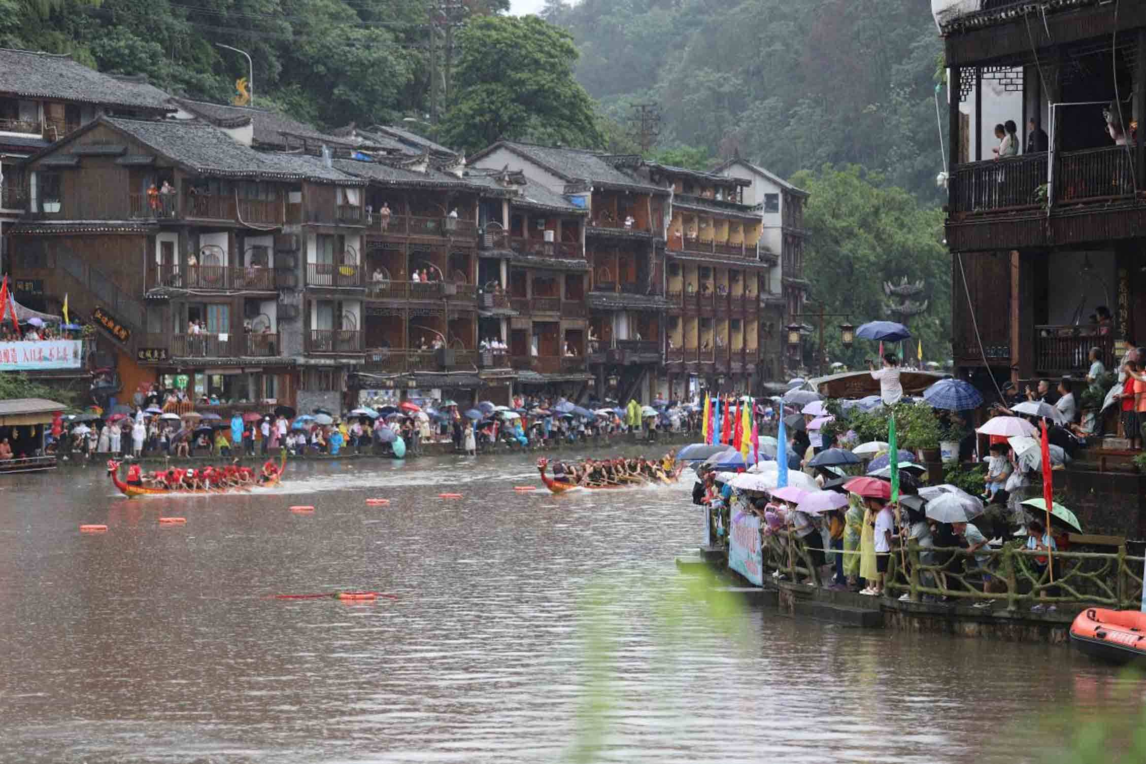 龙舟竞渡迎端午 凤凰古城风味浓-龙舟竞渡的传说