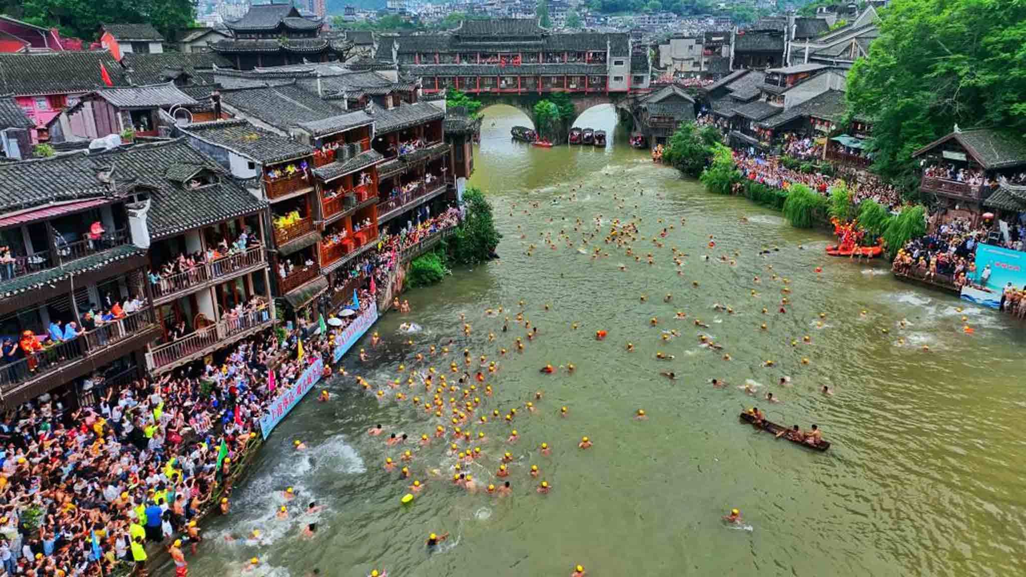 龙舟竞渡迎端午 凤凰古城风味浓-龙舟竞渡的传说
