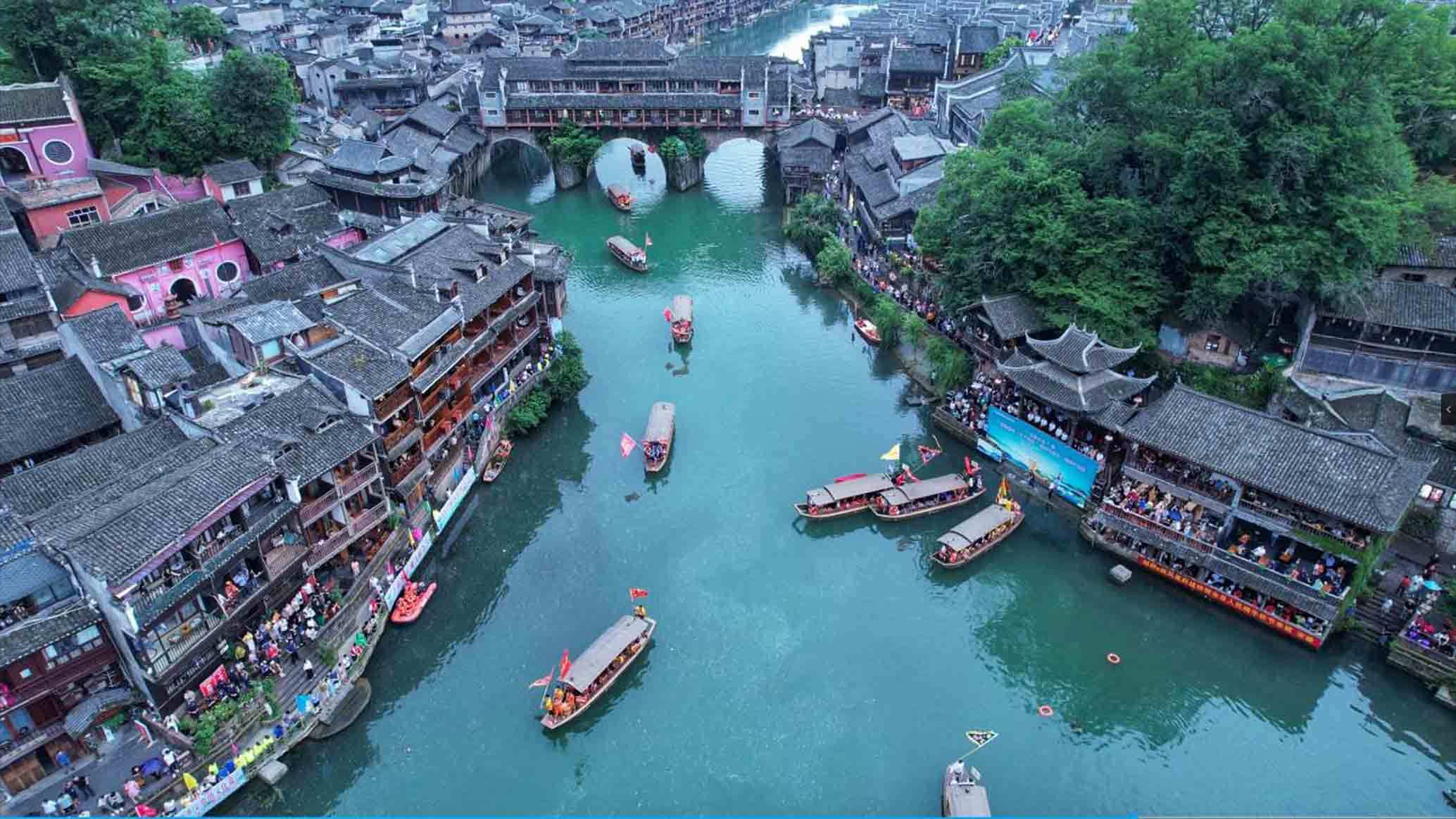 龙舟竞渡迎端午 凤凰古城风味浓-龙舟竞渡的传说