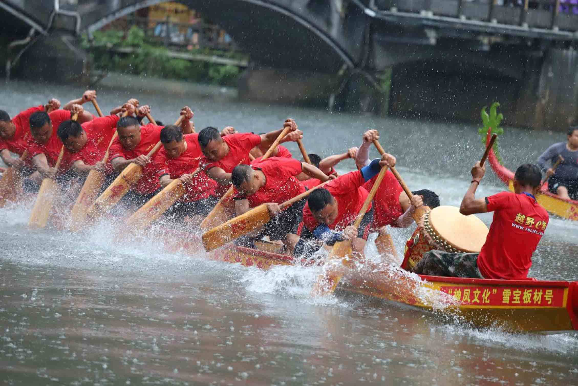 龙舟竞渡迎端午 凤凰古城风味浓-龙舟竞渡的传说