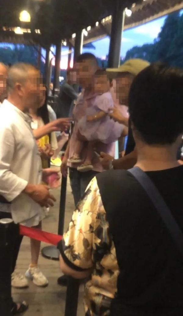 未满1岁婴儿也要买票？景区回应-不满一周岁的孩子坐飞机怎么买票