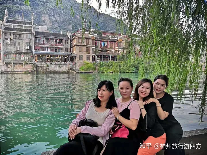 贵州十佳旅游景点排行榜，贵州本地口碑好的金牌导游，贵州旅游线路私人定制-贵州旅游十大景点推荐