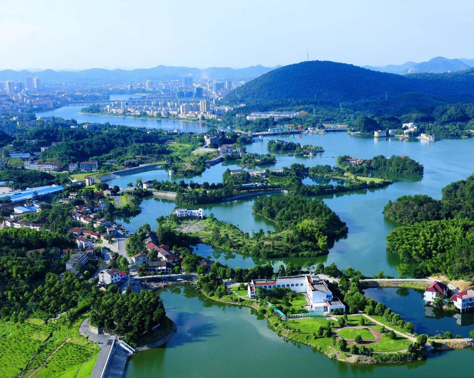 湖北南大门——赤壁市，也叫蒲圻，这里有古战场和陆水湖、雪峰山