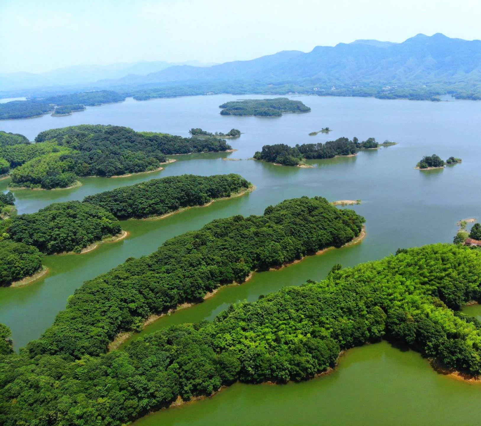 湖北南大门——赤壁市，也叫蒲圻，这里有古战场和陆水湖、雪峰山