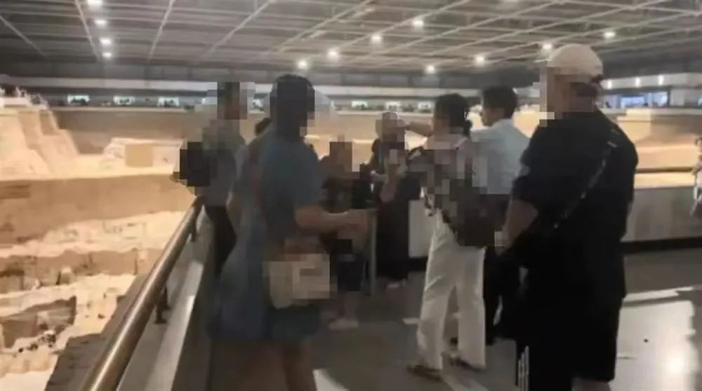 【法治热点早知道】网传多名游客在兵马俑景区互殴？警方通报-兵马俑游客合照图片