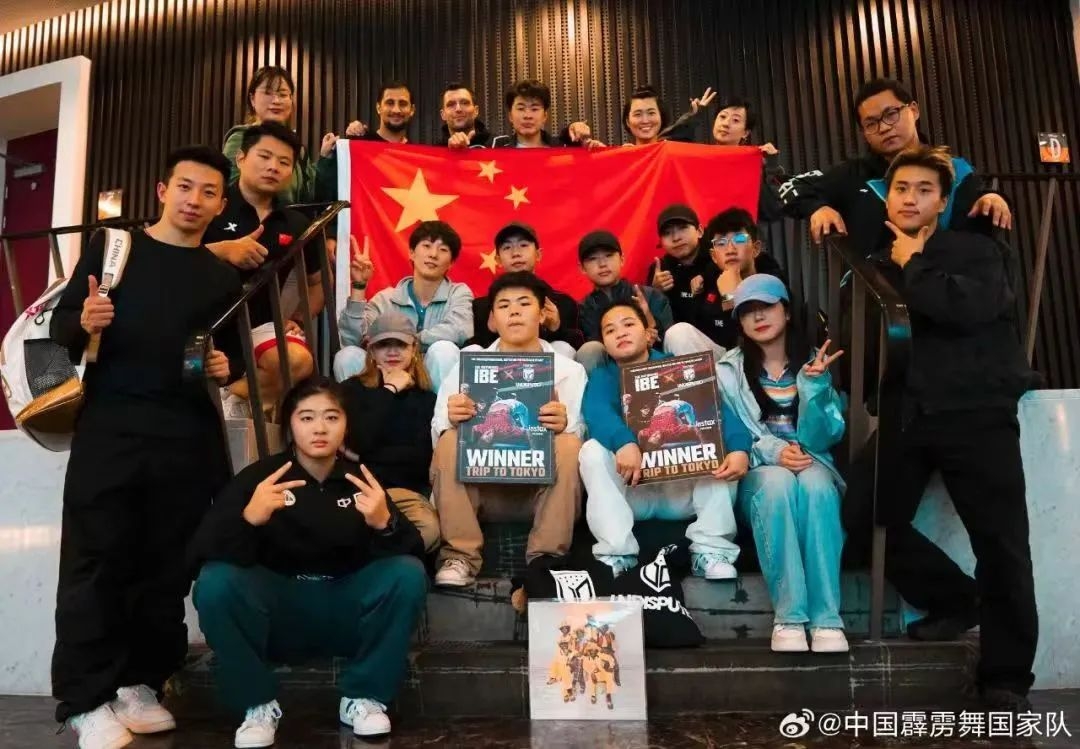 【法治热点早知道】网传多名游客在兵马俑景区互殴？警方通报-兵马俑游客合照图片