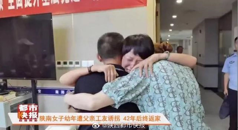 【法治热点早知道】网传多名游客在兵马俑景区互殴？警方通报-兵马俑游客合照图片