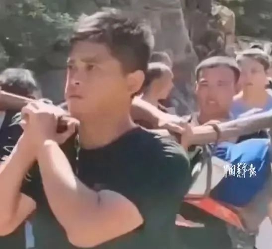 【法治热点早知道】网传多名游客在兵马俑景区互殴？警方通报-兵马俑游客合照图片