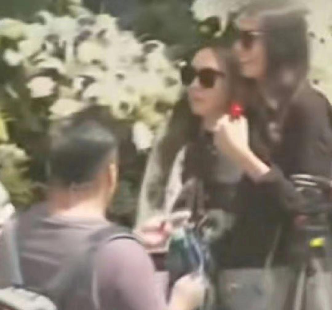 李玟出殡现场哭成一片，甄妮扶灵强忍泪水，乐裕民被骂后神隐消失-歌星李玟