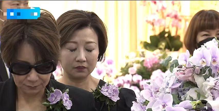 李玟出殡现场哭成一片，甄妮扶灵强忍泪水，乐裕民被骂后神隐消失-歌星李玟