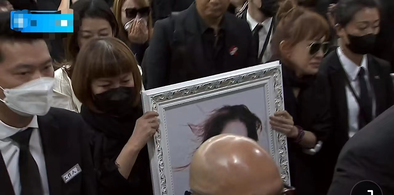 李玟出殡现场哭成一片，甄妮扶灵强忍泪水，乐裕民被骂后神隐消失-歌星李玟