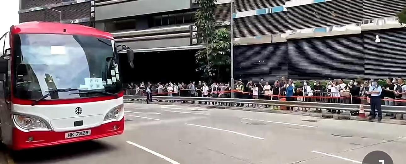 李玟出殡现场哭成一片，甄妮扶灵强忍泪水，乐裕民被骂后神隐消失-歌星李玟