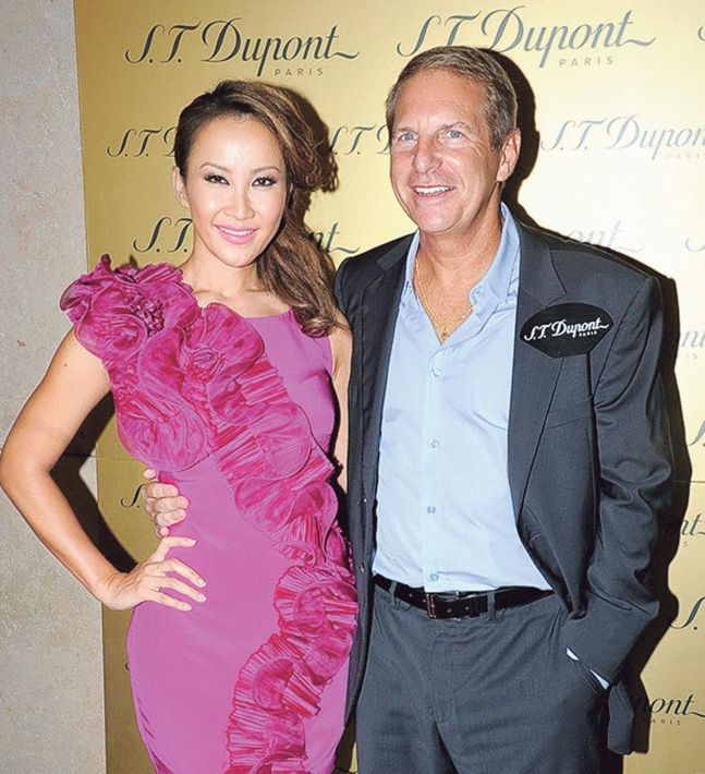 港星被曝插足李玟婚姻，与乐裕民合影曝光，本人急忙发声澄清-李玟是香港人