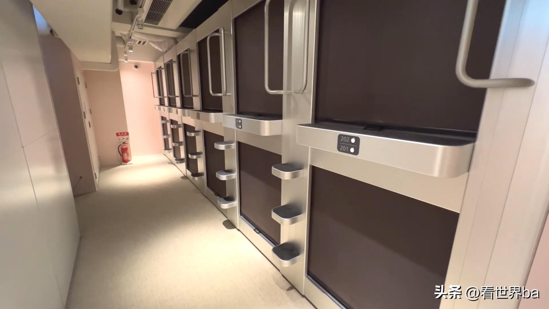 棺材般的日本胶囊旅馆，美女亲身体验了一把，到了晚上却后悔了-日本胶囊旅馆图片