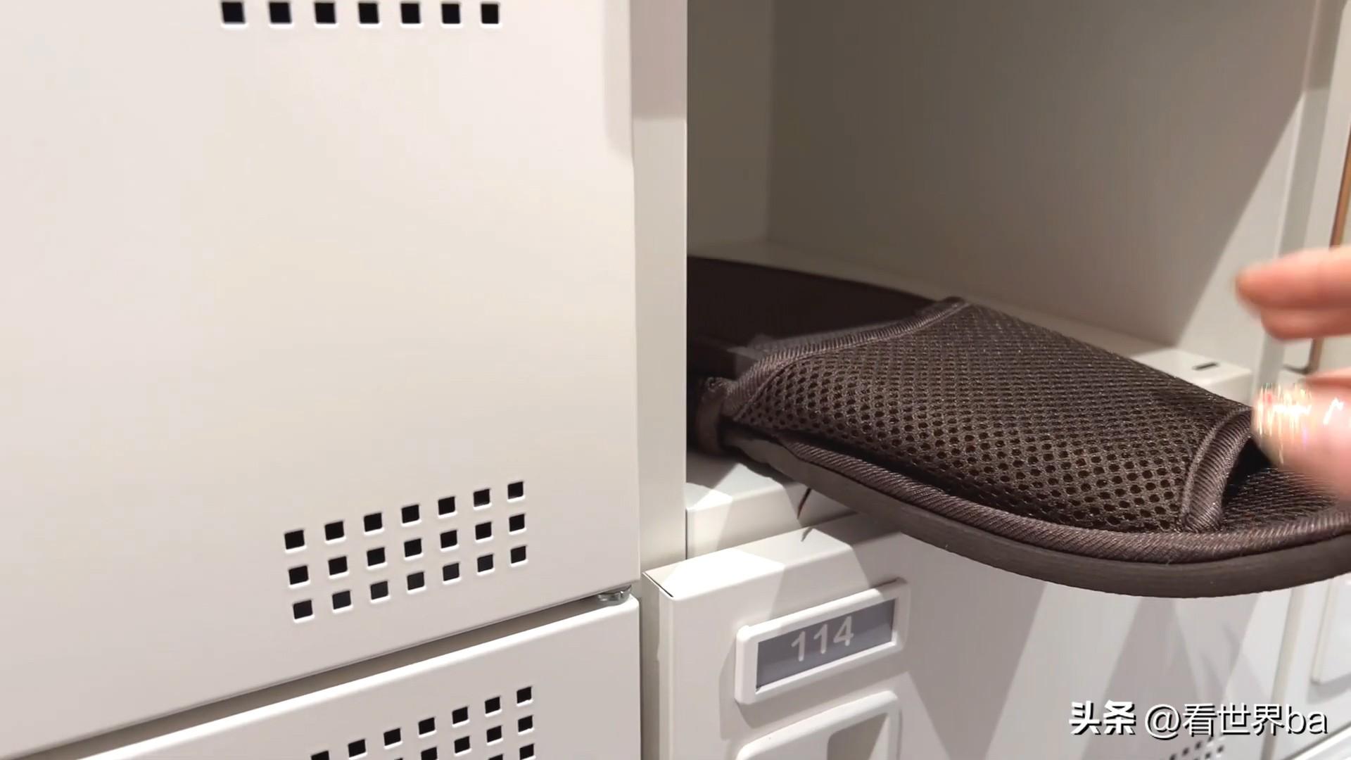 棺材般的日本胶囊旅馆，美女亲身体验了一把，到了晚上却后悔了-日本胶囊旅馆图片