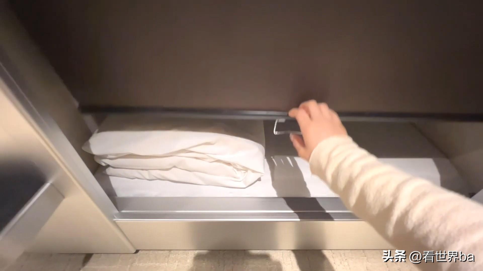 棺材般的日本胶囊旅馆，美女亲身体验了一把，到了晚上却后悔了-日本胶囊旅馆图片